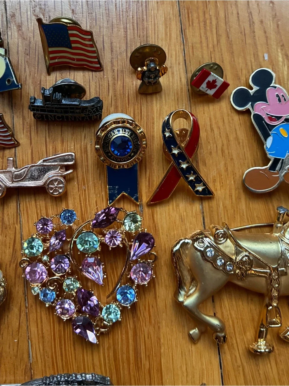 Brooches and Lapel Pins Costume Jewelry - lot of 25
